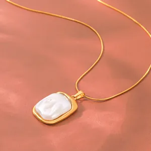 Vue détaillée d'un pendentif perle baroque élégant sur un collier à chaîne dorée
