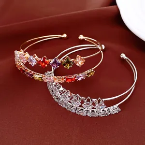 Dettaglio di bracciali a doppio strato placcati oro 18k con zirconi a forma di rombo