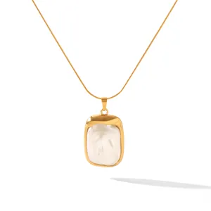 Collier doré avec pendentif rectangulaire en perle baroque, vue de détail chic