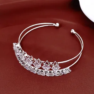 Vista dettagliata di un elegante bracciale rigido doppio argento con zirconi scintillanti