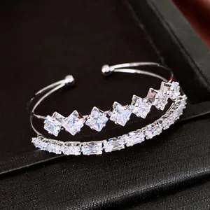 Dettaglio ravvicinato di un bracciale rigido aperto a doppio strato con zirconi
