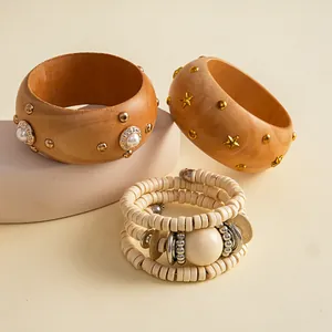 Gedetailleerd overzicht van houten armbanden in vintage stijl met goudkleurige klinknagels