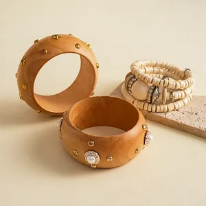 Gedetailleerde weergave van vintage etnische houten armbanden en kralenarmbanden.