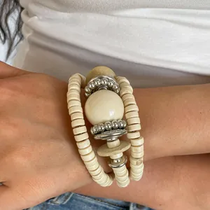 Detailweergave van de vintage etnische meerlaagse houten kralenarmband