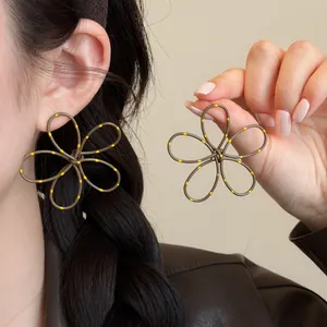 Orecchini a Bottone a Fiore Vintage a Pois da Donna Con Perno in Argento Design di Nicchia Moda Grandi Gioielli Floreali