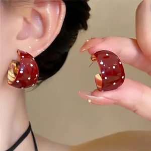 Detailansicht weinrote Emaille-Creolen mit Polka Dots, goldenem Innenfutter und Silbernadeln
