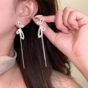 Elegante Legierung Schleife Quaste Ohrstecker Luxus Strass Silberfarbe Ohrringe Mit 925 Sterlingsilber Ohrstecker-Stift Für Damen