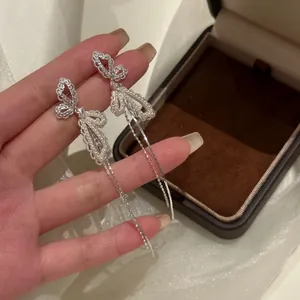 Elegante silberfarbene Schmetterlings-Ohrhänger mit feinem Kristallbesatz, handgehalten