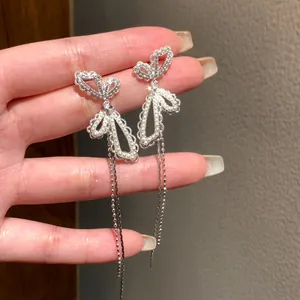 Elegante silberne Schmetterlings-Quastenohrringe mit funkelnden Strasssteinen.