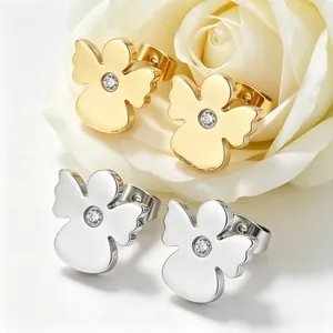 Gros plan de boucles d'oreilles ange en or et argent avec zircons étincelants