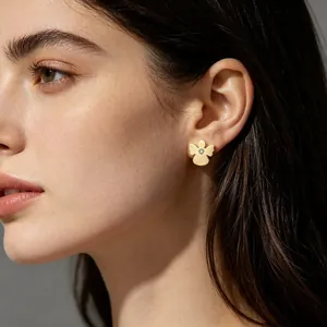 Vue détaillée d'un clou d'oreille ange plaqué or avec cristal sur l'oreille d'un modèle