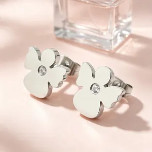 Gros plan de boucles d'oreilles ange en acier inoxydable argenté avec cristal