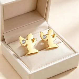 Vue détaillée de boucles d'oreilles ange priant en or avec strass dans une boîte cadeau
