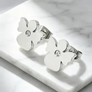 Gros plan de boucles d'oreilles clous ange en acier inoxydable avec cristal
