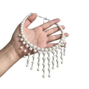 Collier de perles à franges de style français élégant sur fond blanc