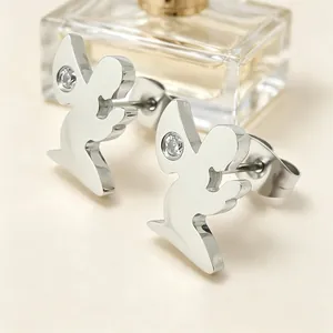 Vue détaillée de boucles d'oreilles en argent en forme d'ange avec strass brillant