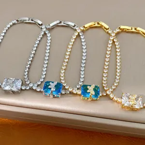 Dettaglio ravvicinato di quattro braccialetti a farfalla in zircone placcati oro e argento.