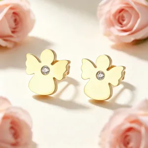 Détail des boucles d'oreilles ange dorées avec centre en cristal et roses roses tendres.