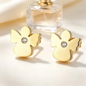 Vue détaillée de boucles d'oreilles ange dorées avec un cristal central étincelant