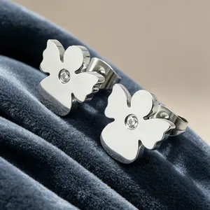 Vue détaillée des boucles d'oreilles clous en acier argenté en forme d'ange avec cristal