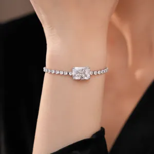 Dettaglio di un elegante braccialetto a farfalla in zircone indossato sul polso donna