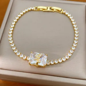 Dettaglio di un bracciale a farfalla dorato con zirconi cubici a taglio quadrato
