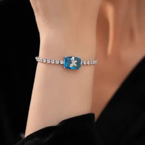 Dettaglio del bracciale in zircone blu con un delicato motivo a farfalla scintillante.