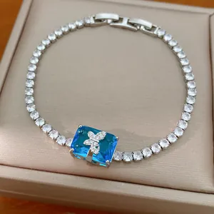 Dettaglio dello zircone blu e della farfalla di cristallo su un bracciale argento