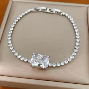 Vista macro dettagliata di un braccialetto in zircone argento con farfalla e pietra