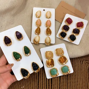 Gros plan sur divers ensembles de boucles d'oreilles vintage en acrylique coloré