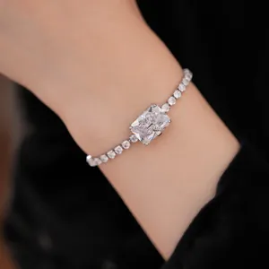 Primo piano di un bracciale in zirconia quadrata con un motivo a farfalla.