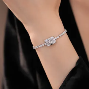 Primo piano di un elegante braccialetto in zirconia con ciondolo a farfalla sul polso