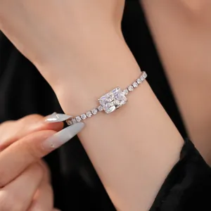 Vista dettagliata di un elegante bracciale in argento con cristallo rettangolare