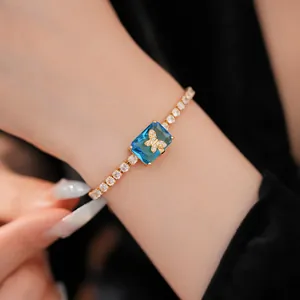Elegante bracciale placcato oro con zircone blu quadrato e ciondolo a forma di farfalla