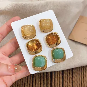 Lot de trois paires de boucles d'oreilles carrées en acrylique aux couleurs automnales.