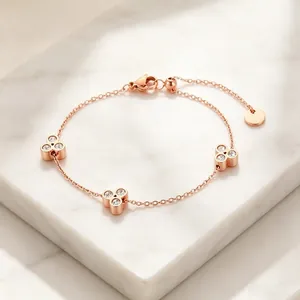 Roségoldenes Titanstahl-Armband mit dreifach diamantbesetzten Blumen und Verstellkette.