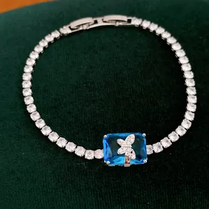 Primo piano dettagliato di una pietra rettangolare blu con farfalla scintillante su bracciale CZ