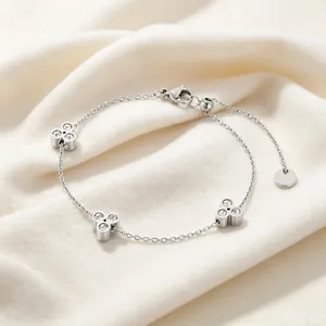 Eleganter Armreif aus Titanstahl in Silber mit drei funkelnden Zirkonia-Blumen