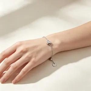 Elegantes Titanstahl-Armband mit drei Diamant-Blütenanhängern und verstellbarer Kette
