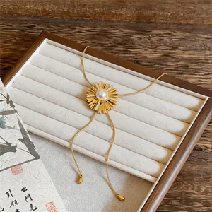 Elegante Nahaufnahme einer luxuriösen 18k vergoldeten Perlenkette auf einem Tablett