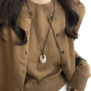 Minimalistische koreanische Lederkordelkette mit ovalem Anhänger aus gebürstetem Metall