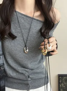 Detailansicht minimalistischer ovaler Anhänger-Halsketten in Silber, Gold und Perlmutteffekt.