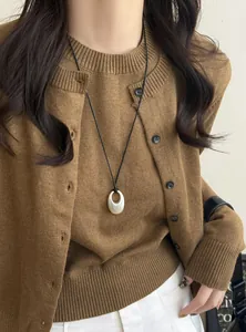 Detailaufnahme einer Halskette im koreanischen Stil mit mattem ovalem Anhänger und Lederband