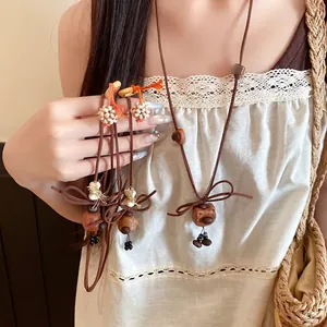Collar de Suéter con Colgante de Oso Perro de Madera Vintage Hecho a Mano de Terciopelo Marrón para Mujer Joyería