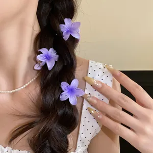 Lot de trois mini pinces à cheveux fleurs violettes pour coiffures douces