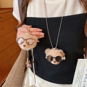 Detailansicht von süßen Plüschbärkopf-Halsketten mit schicken Brillen-Accessoires