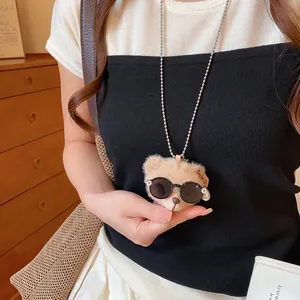 Detailansicht der Teddybär-Halskette mit Sonnenbrille und silberner Kugelkette