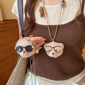 Detailansicht süßer Plüschbären-Anhänger mit Sonnenbrille und klarer Brille