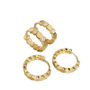Elegante 18K vergulde oorringen met sprankelende zirkoon en hexagonaal patroonontwerp
