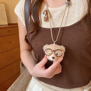 Nahaufnahme einer süßen Plüschbären-Halskette mit Harzbrille und goldener Kette
